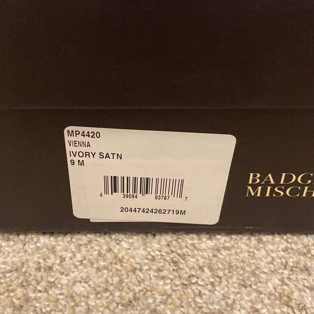 NIB stunning Badgley Mischka Vienna ivory satin shoes. Size 9. - Picture 12 of 15